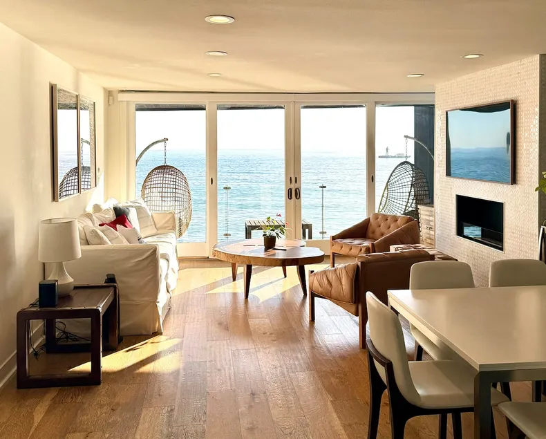 Malibu Waterfront Gallery with Private Beach Access - Image 1