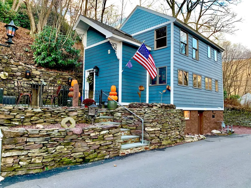 Whimsical Home on Quiet High Street, in Historic Downtown.    - Image 1