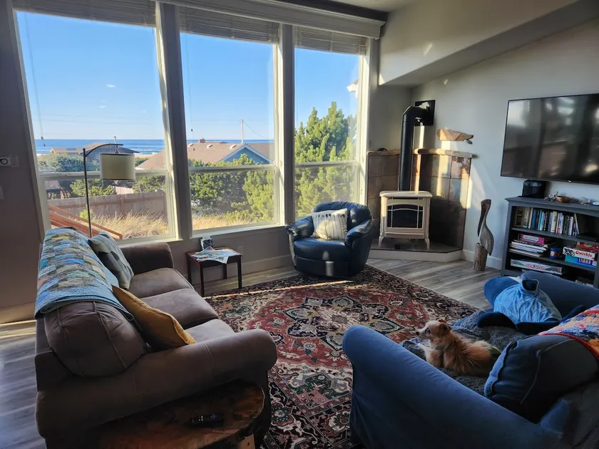 Rayn or Shine Getaway - Ocean View & Hot Tub! - Image 1
