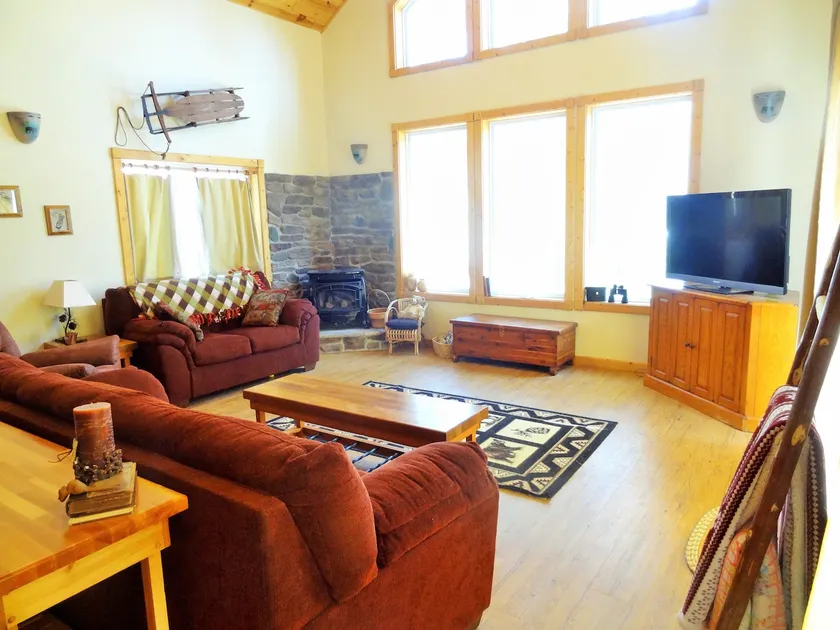 Peaceful Cabin in the Woods on Quiet Lake - Image 1