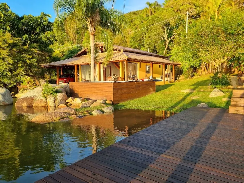 Chalet on the waterfront with heated pool and air conditioning - Image 1