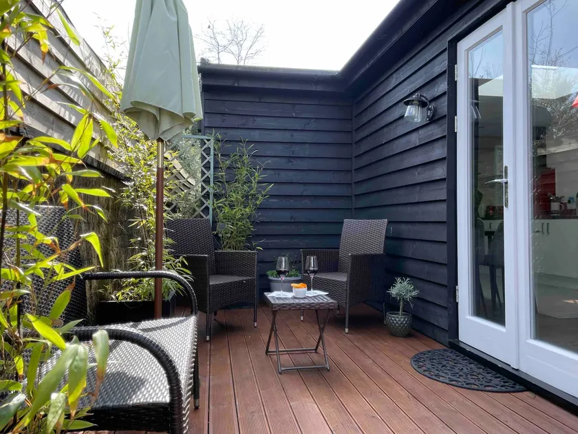 Secluded garden house with private patio - Image 1