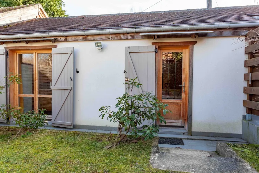 Cozy studio, bicycles, enclosed garden, parking in enclosed courtyard - Image 1