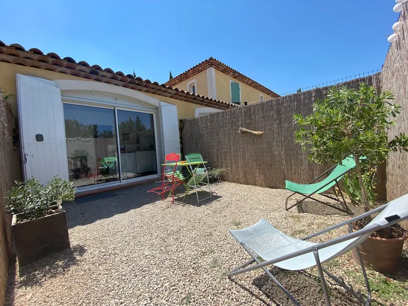 Lovely guest house with private parking on site. - Image 1