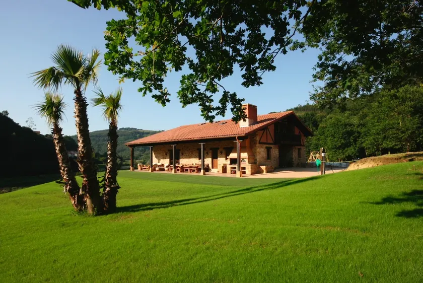 Spectacular farmhouse next to the Butrón River, Plencia - Image 1