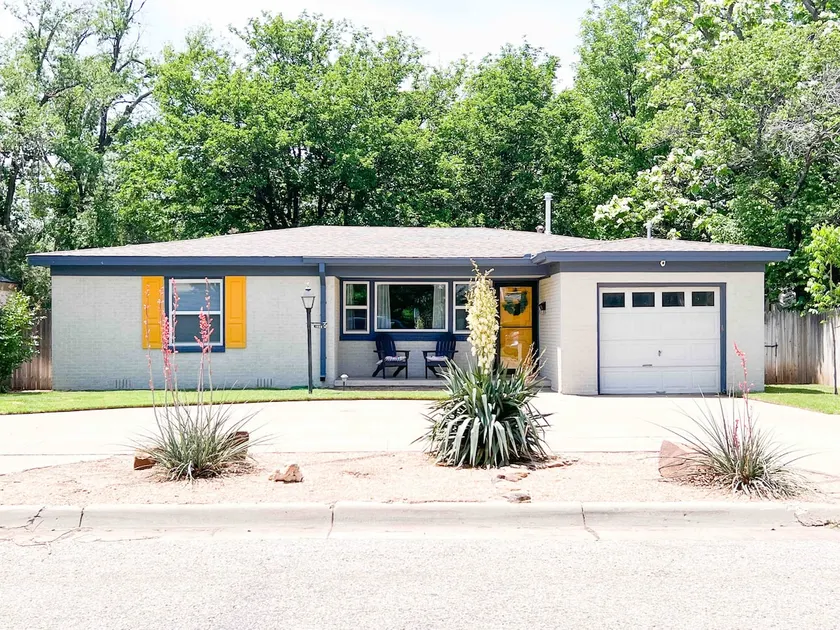 The Yellow Door- Close to I-40, Garage, B-ball Court, Fire-pit and Grill - Image 1