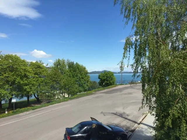 Well appointed lake view condo - Image 1