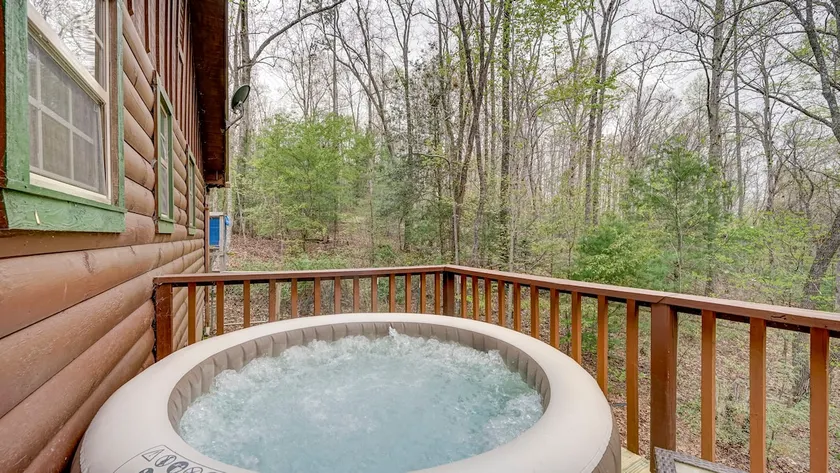 Cabin, Wooded Views, Private Hot Tub, Near Casino - Image 1