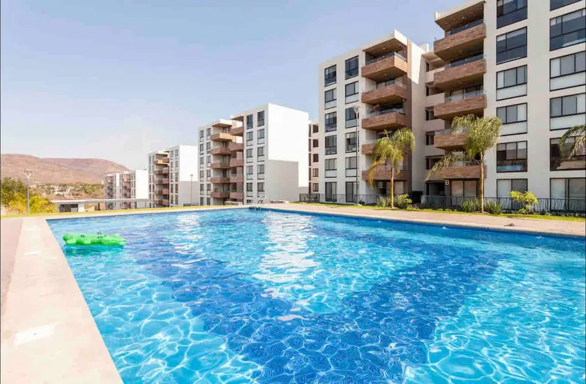 Beautiful apartment with a pool and amenities - Image 1