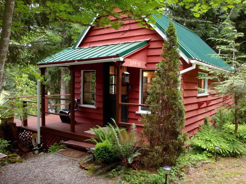 SKY-HI, Skykomish Riverfront Cabin, Pet Friendly - Image 1