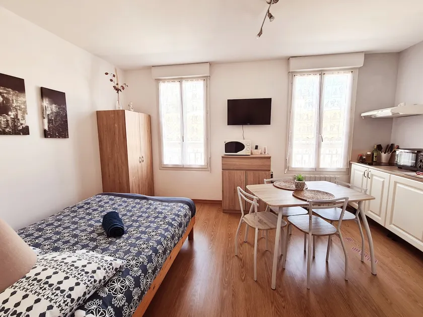 Air-conditioned 24 m2 studio, very bright and quiet. - Image 1