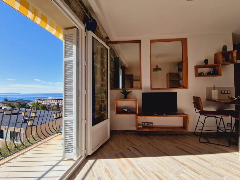 Incredible 2-room apartment full of charm with balcony sea view - Image 1