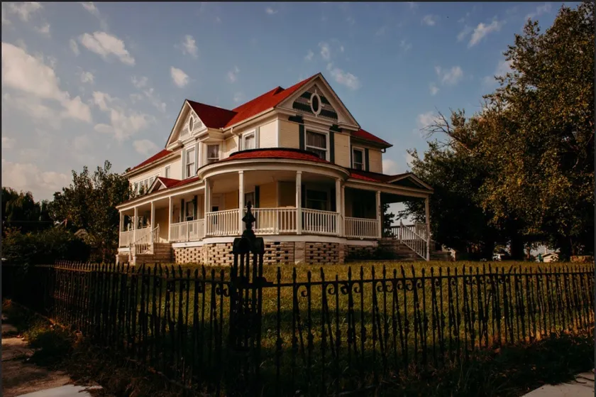 Victorian Charm Centrally Located - Image 1
