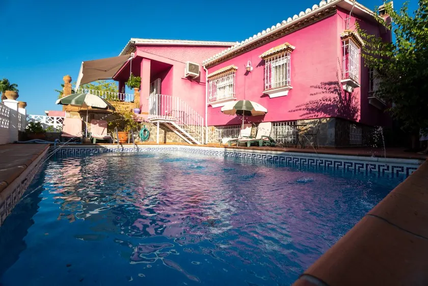 A beautiful detached house with a pool - Image 1