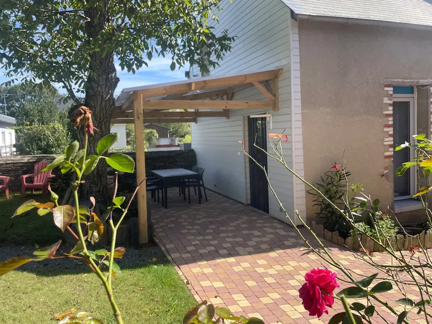 Cozy house with terrace, enclosed garden, parking - Image 1