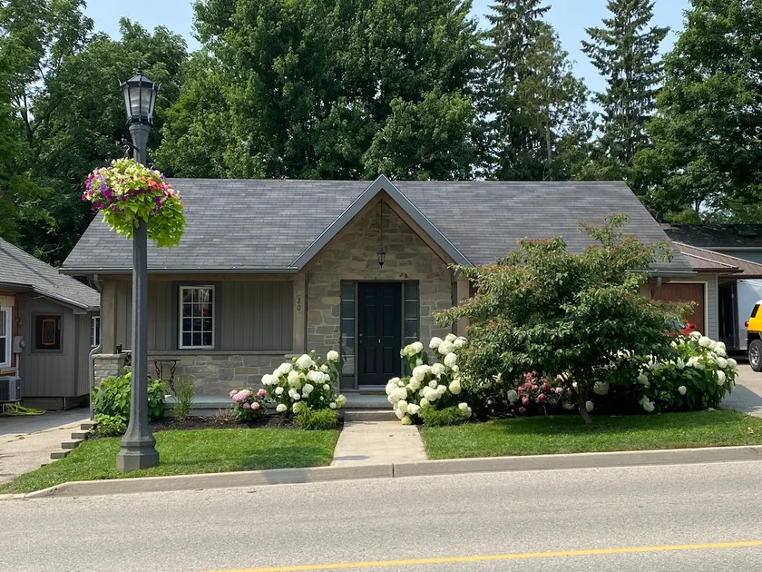 Nolahouse Charming Bungalow in the Heart of Elora - Image 1