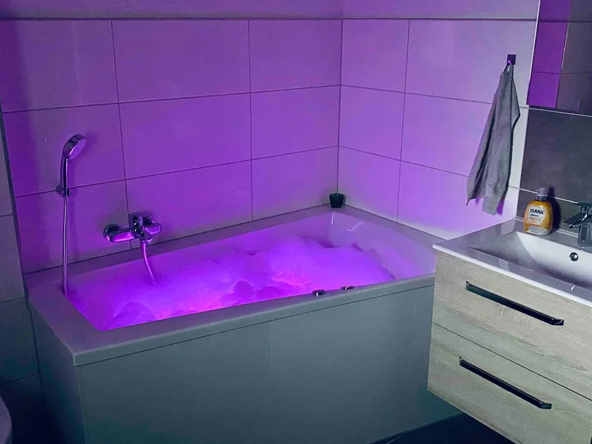 Apartment with whirlpool bathtub - Image 1