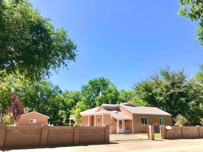 Spacious Family Retreat • 4brm Sleeps 10 • Parkside • Quiet Los Ranchos Oasis - Image 1
