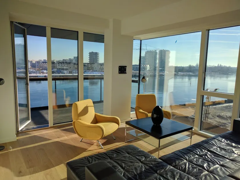 Exclusive 140 m2, 3 bedroom apartment by the water - Image 1