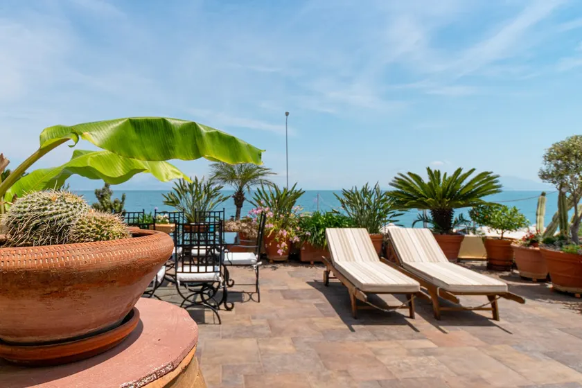 Diamante Beachfront Suites - Image 1