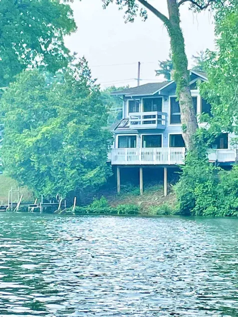 Large lakefront w/pier & kayaks on Jimmerson/James - Image 1