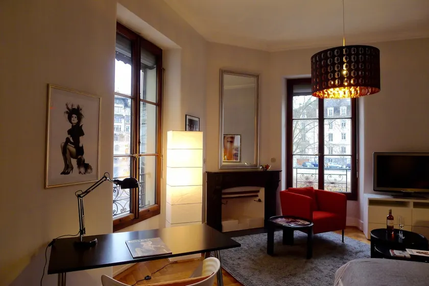 Charming apartment, 2 corner rooms in the city center - Image 1