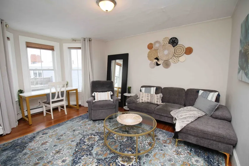 Charming Downtown Gem. 2 minutes to Salem. Workspace Included - Image 1