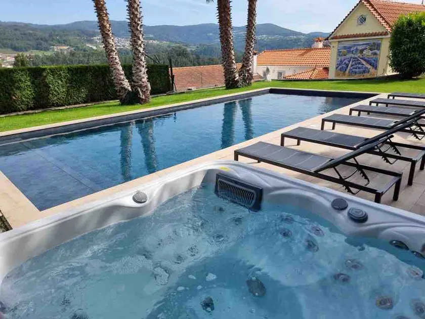 Cozy house with pool and hot tub - Image 1