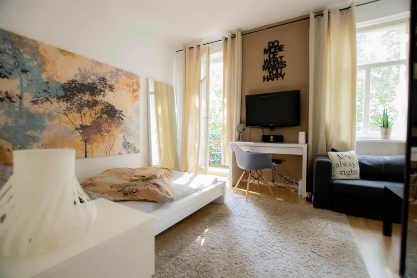 *Smart* quiet studio with balcony & central - Image 1