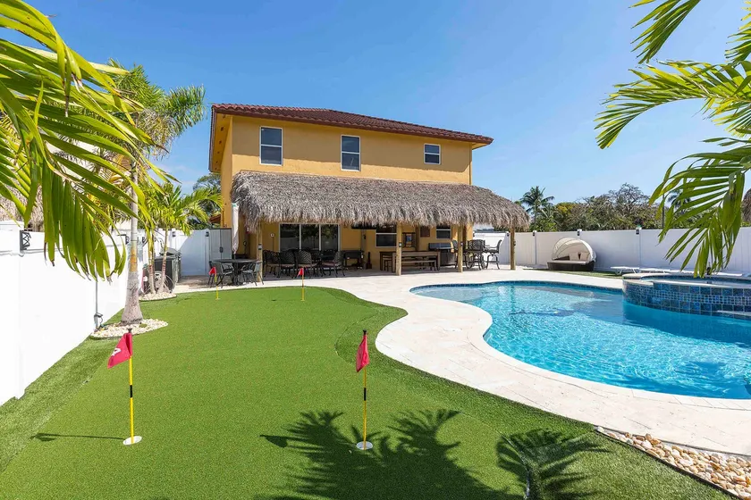 Paradise 5 bedrooms, pool, hot tub, putting green - Image 1