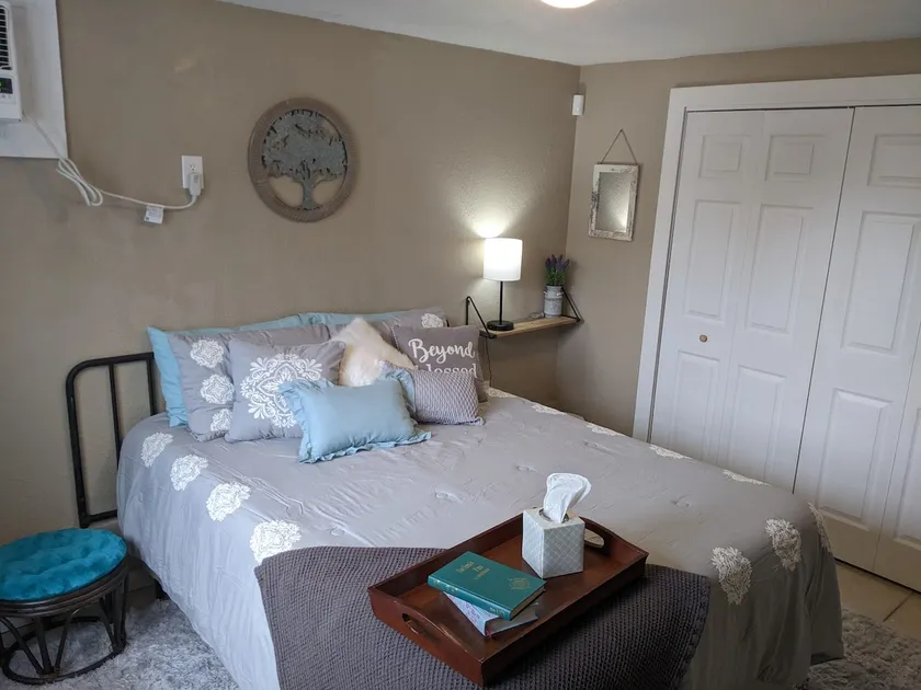 Adorable 1-Room Guesthouse with Vintage Bathtub - Image 1