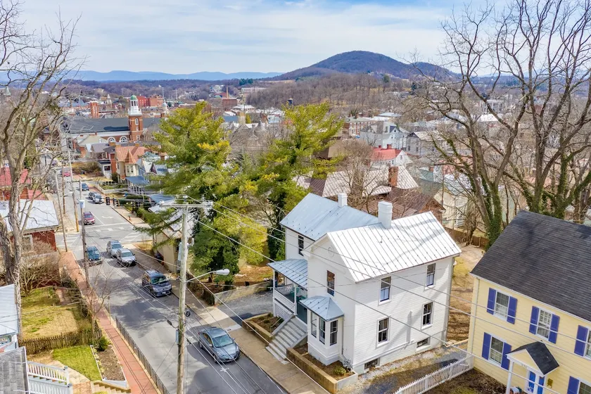 * Award-Winning Renovation * Ideal Location * - Image 1