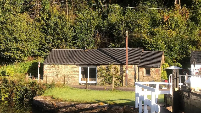 Crinan Canal Cottage - Image 1