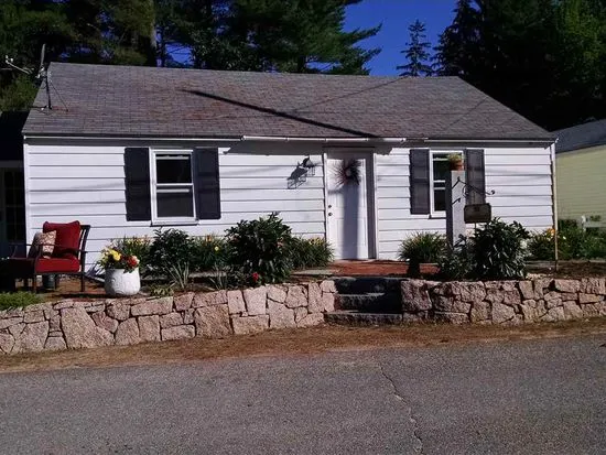 Cozy One-Level Cape in Meredith, NH - Image 1