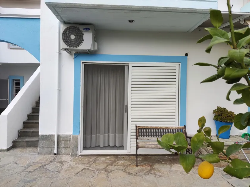 Ritsa's stylish cottage on Pefkochori beach - Image 1