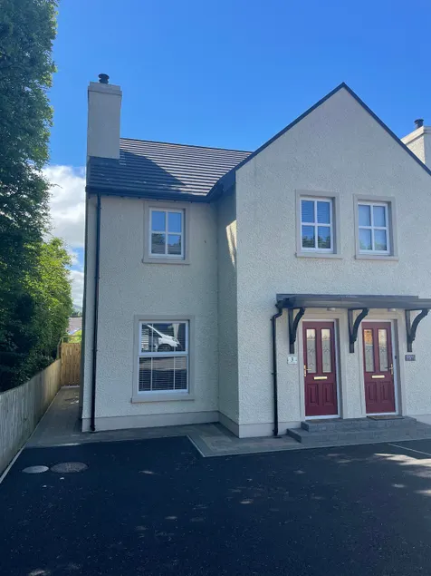 3 bed house with private parking - Image 1