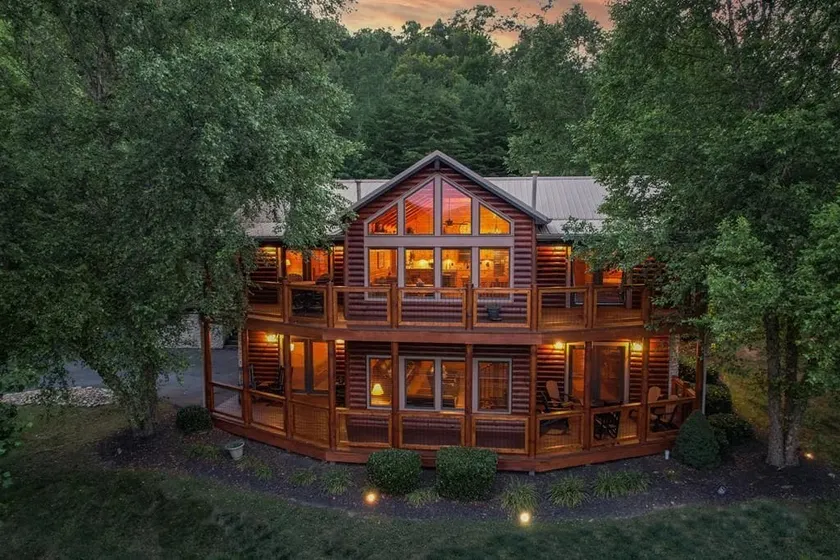 Mt Views, HotTub, Game/Theatre Rm, Mins to PF! - Image 1