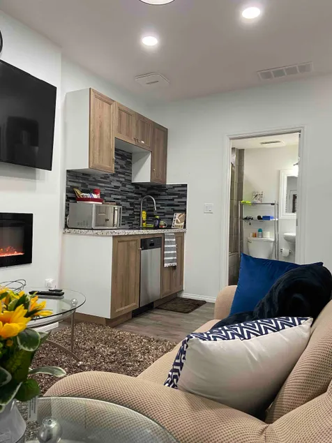 Walk 2mins to Shopping & Bussing,1-Bed Room Suite - Image 1