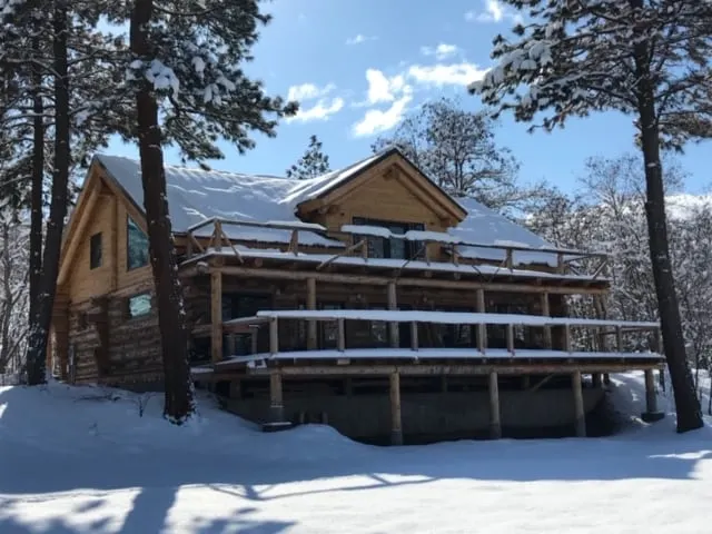 Redband Lodge: Handcrafted Rustic on White River - Image 1