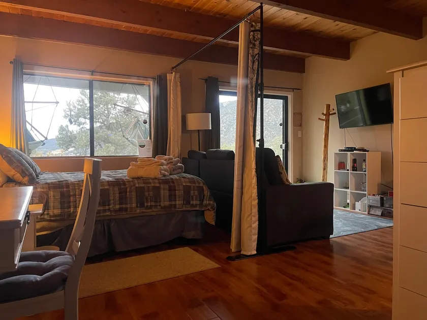 Large Lower Suite in Mountain View Home - Image 1