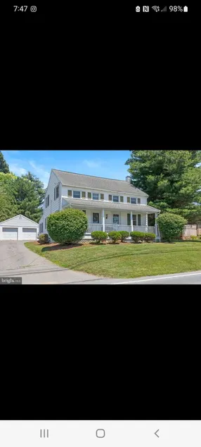 Cozy farmhouse in millersville - Image 1
