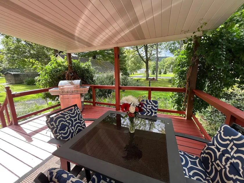Cozy Eco Zen Home on 1/2 Acre - Image 1