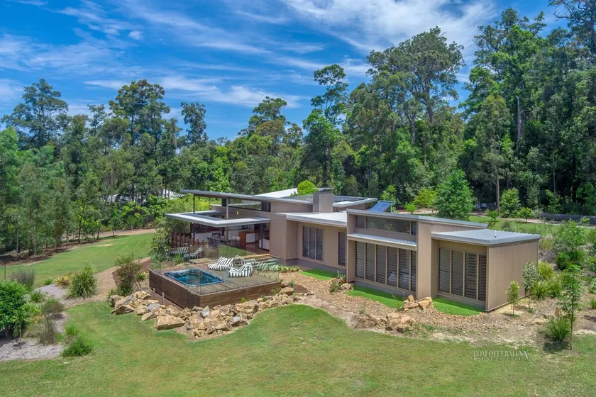 Calanthe Acreage - With Heated Spa Pool - Image 1