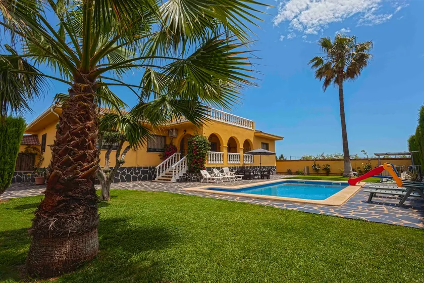 Spacious villa with large pool and garden - Image 1