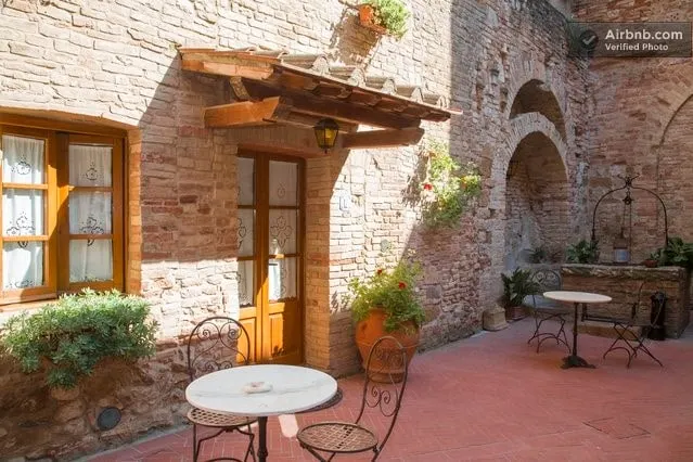 San Gimignano Apartment in the Heart of the City for 3 People: Fast Wi-Fi, Concierge Service - Image 1