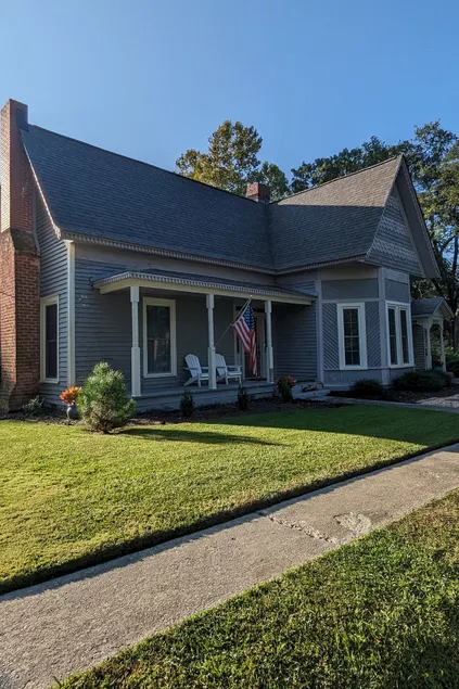 Downtown Bungalow. 2-Bedroom. Free Parking. WIFI. - Image 1