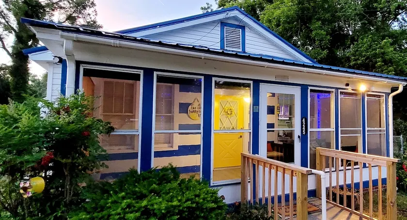 ”Live Life Sunnyside Up” - Minutes From The Beach! - Image 1