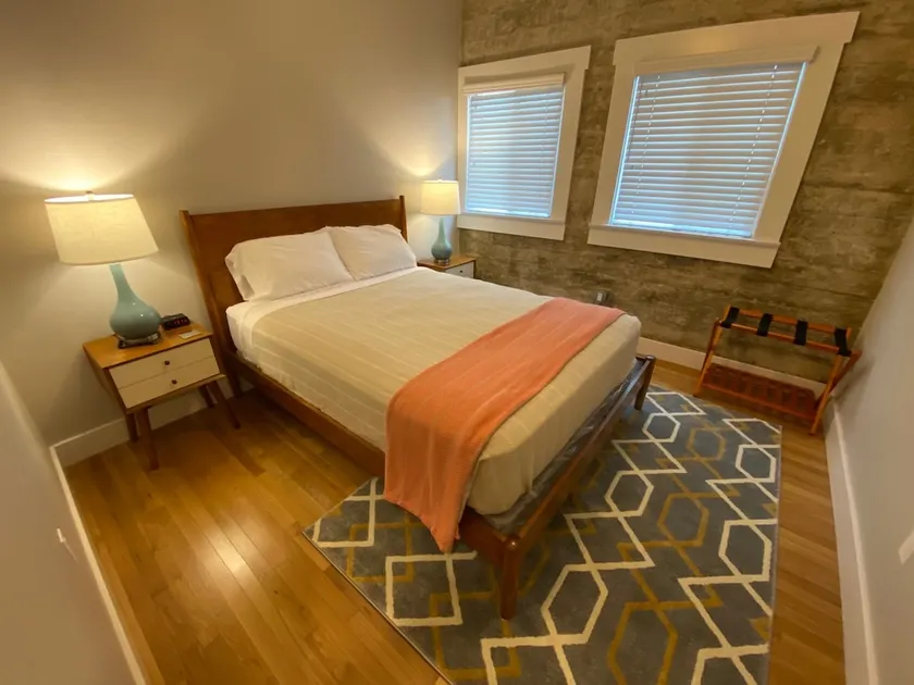 The Best 2 Bedroom Loft Style Apt W/ Free Parking - Image 1
