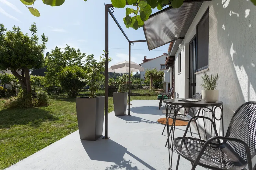 Garden bungalow with parking . - Image 1