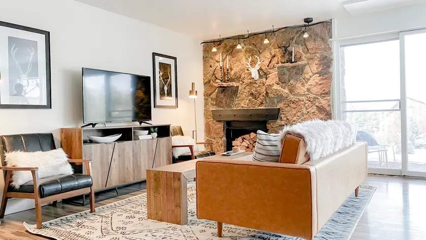 Modern Mountainside Chalet - Image 1